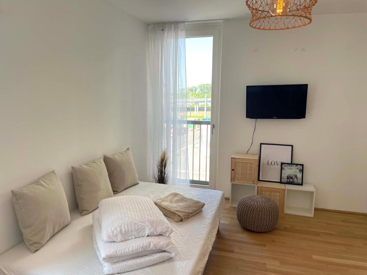 Urban Oasis: Stylische Wohnung Вена Экстерьер фото